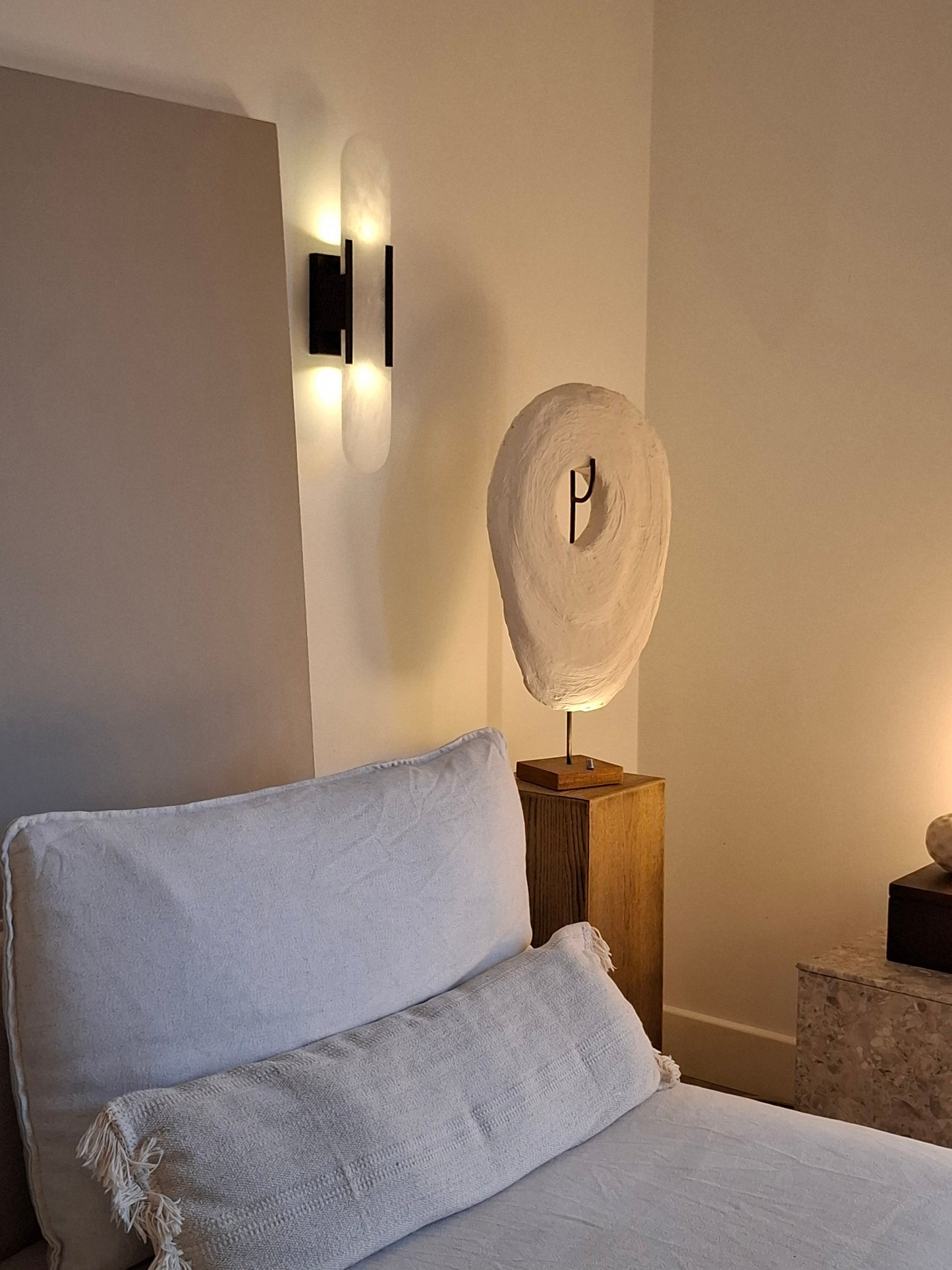 Elara - Lampada da parete contemporanea in marmo naturale