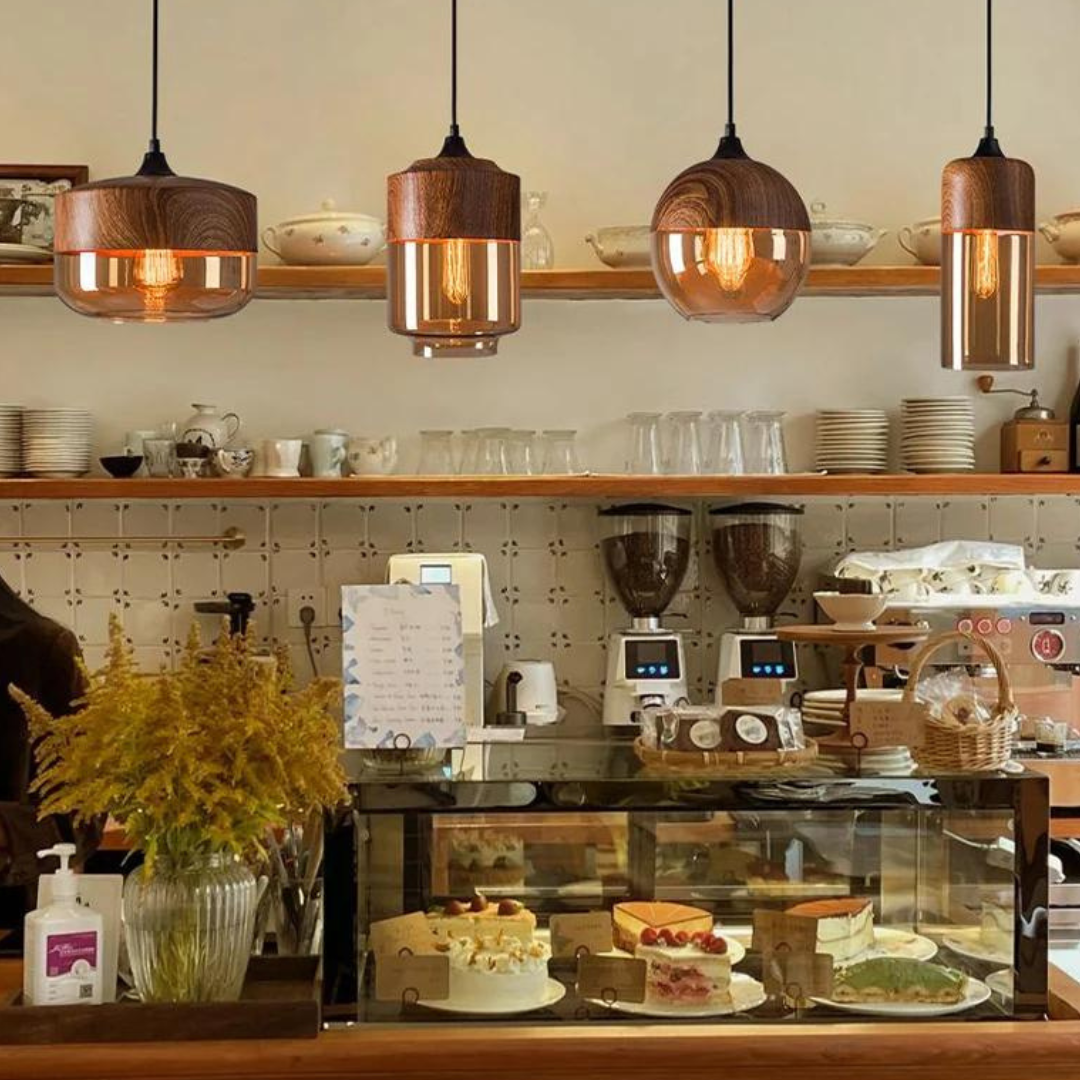 Nordluna – Lampada a sospensione scandinava in legno con vetro colorato