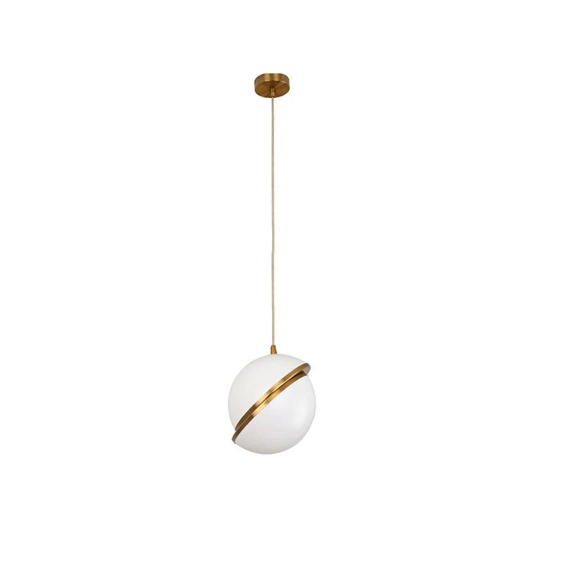 "BRILLUX – Moderne gouden plafondlamp met LED-verlichting in een stijlvolle woonkamer."