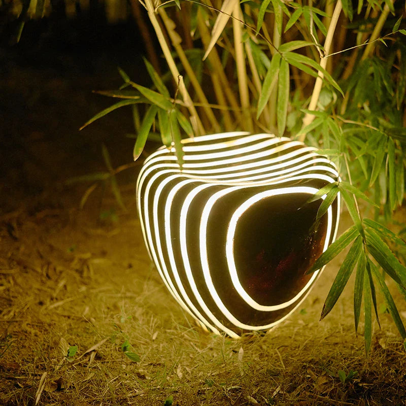 Lumistone - Moderni aurinkokäyttöinen puutarhavalaisin rouhealla kivimäisellä designilla