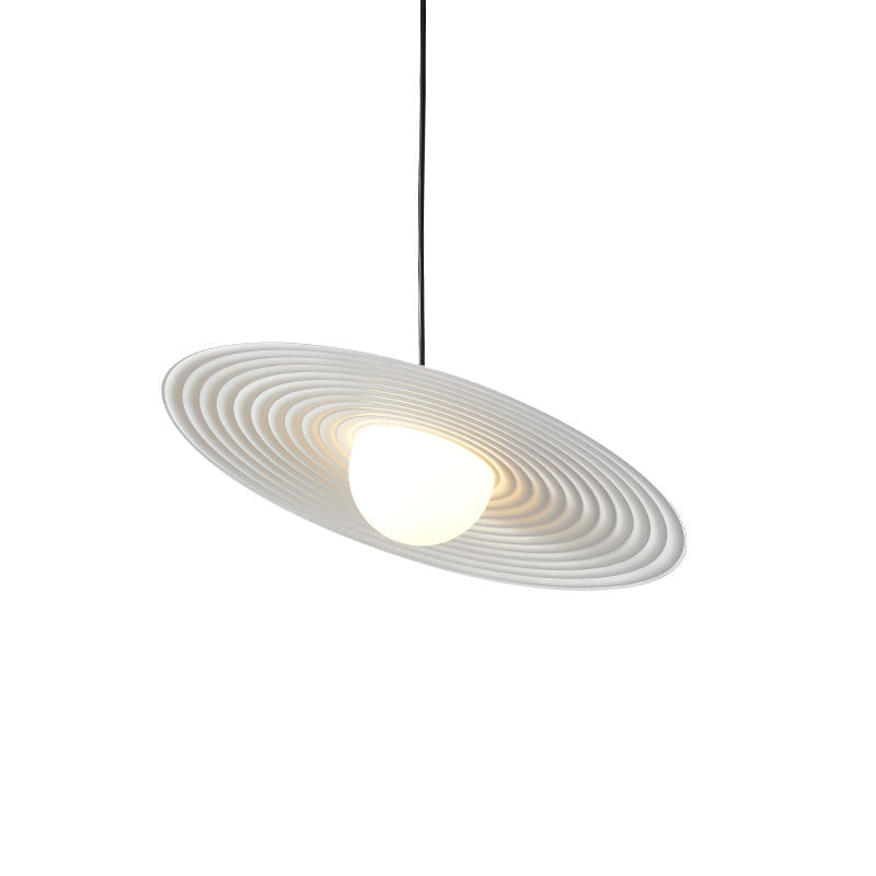 Close-up van de LUMENA plafondlamp met goud-wit design in een moderne woonkamer.