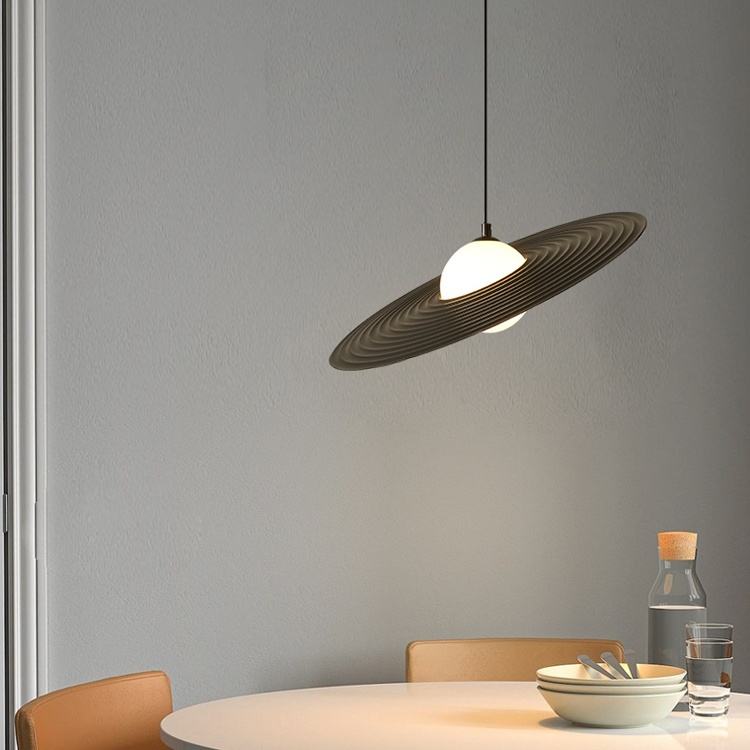 Lumena – Moderne Loftlampe med Stilfuldt Design