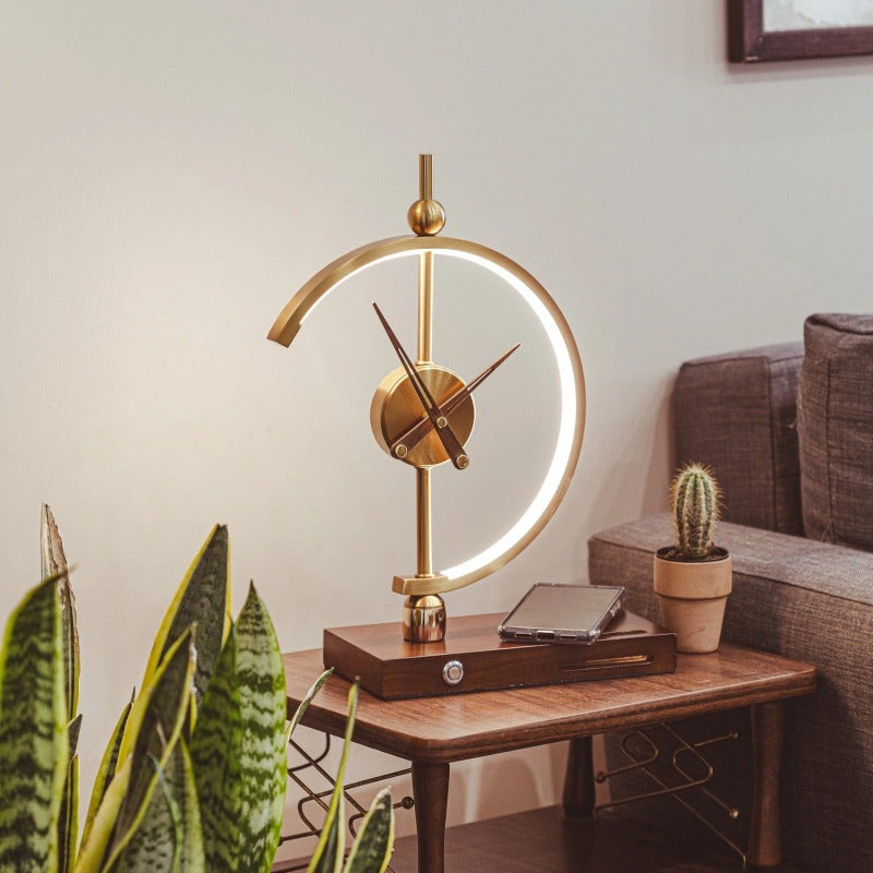 Lumixo – Moderne wandklok met LED-verlichting en draadloze oplader