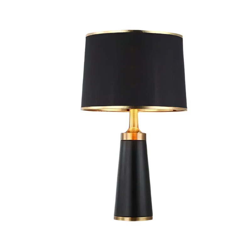 Strakke LED tafellamp met een modern design, ideaal als bureaulamp of nachtlampje.