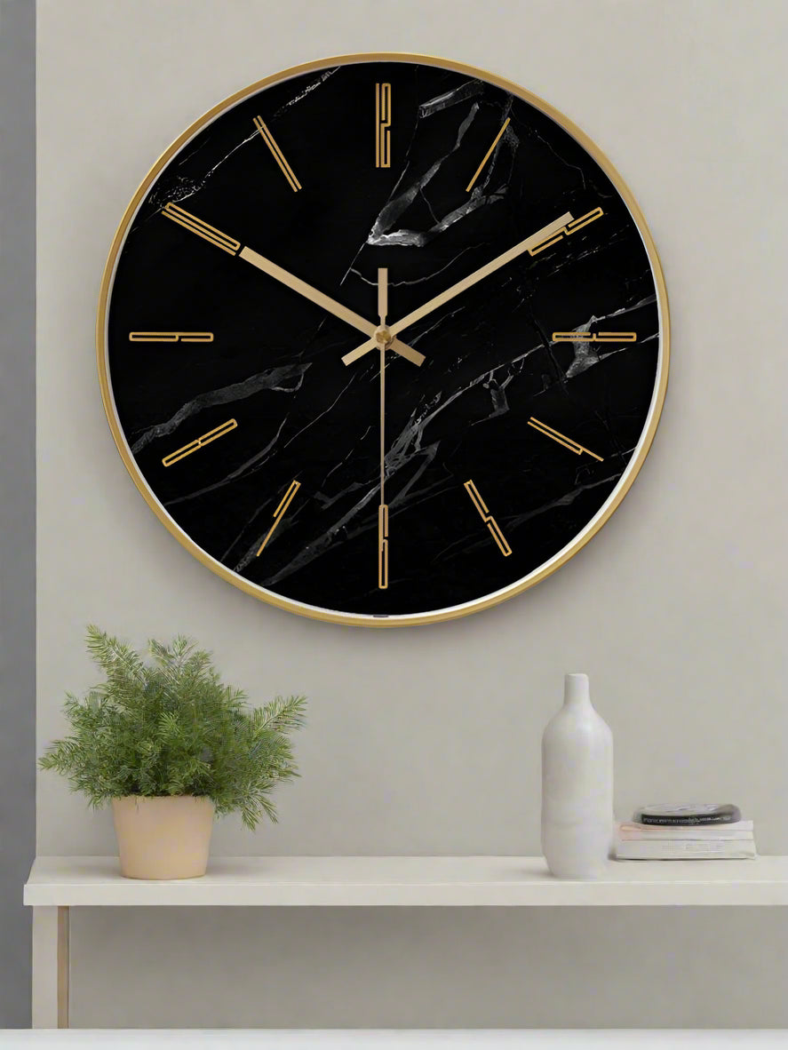 Modern interieur met de MARVÉLLO wandklok als chique eyecatcher.