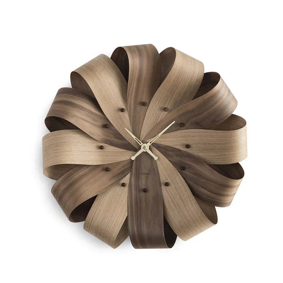 MOMENTA wandklok – een moderne houten wandklok voor elk interieur.