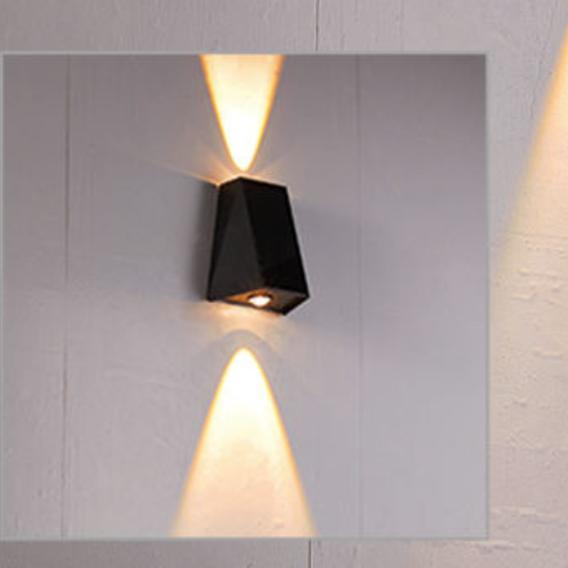 Solvara – Stilfuld solcelle udendørslampe til stemningsfuld havebelysning