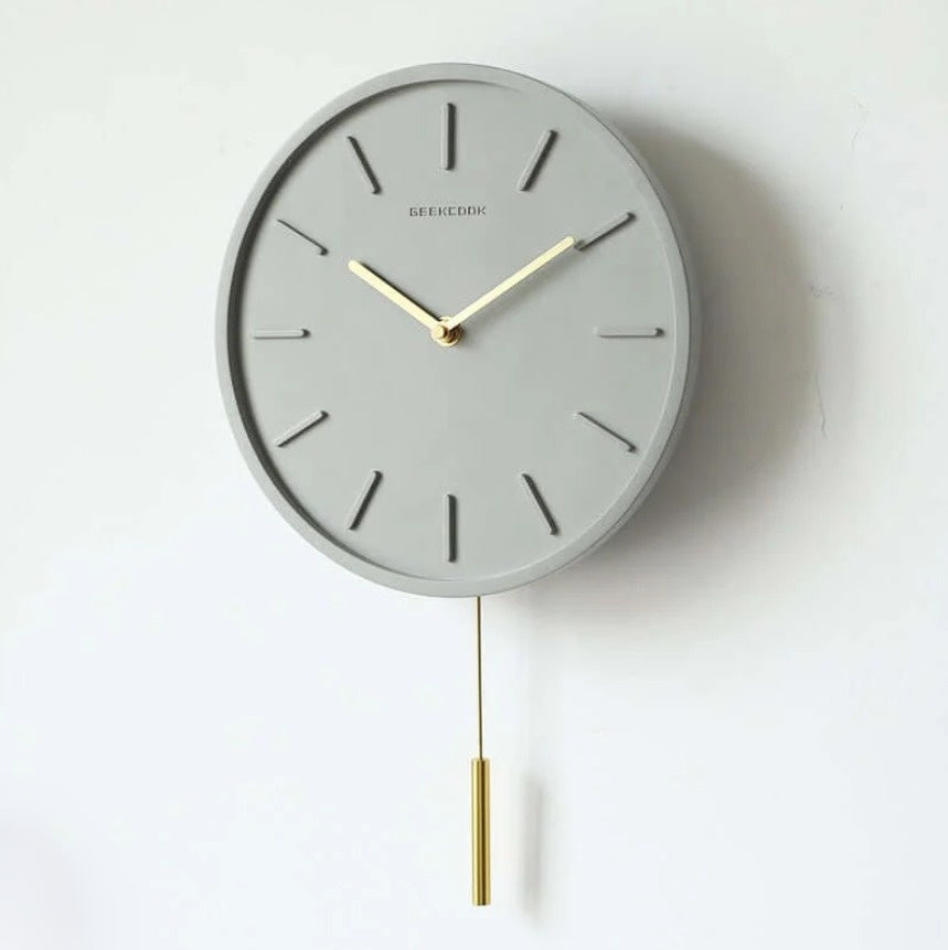 Varello – Moderne Cement Wandklok met Metalen Pendel