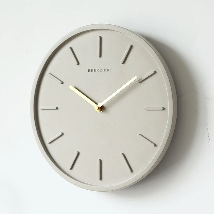 Varello – Orologio da parete moderno in cemento con pendolo metallico