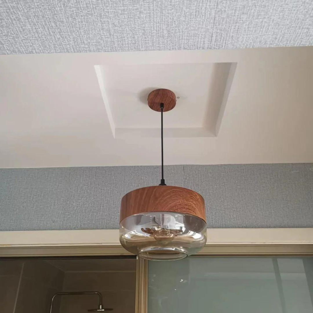 Nordluna – Scandinavische Houten Hanglamp met Getint Glas