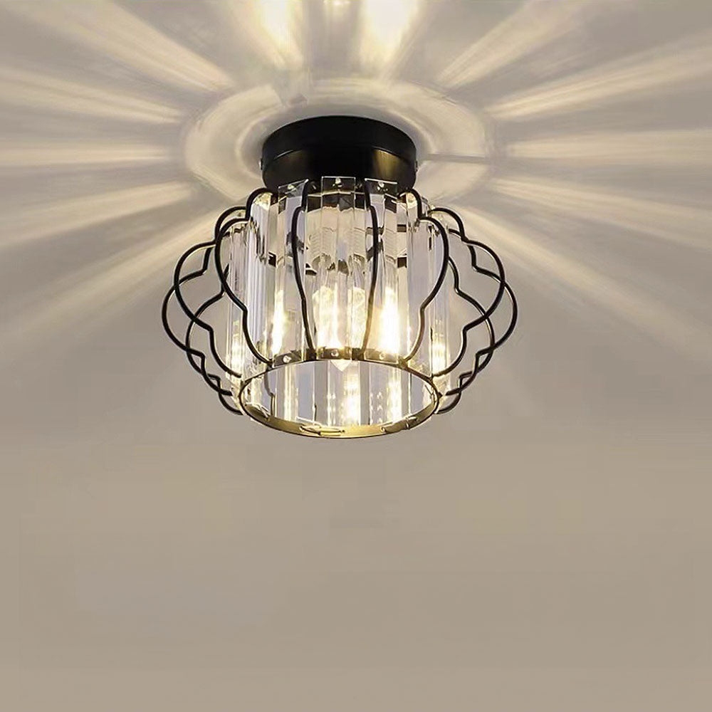 Maak je interieur compleet met de AURORA – gouden kristallen plafondlamp en voeg een vleugje luxe toe aan je woning!
