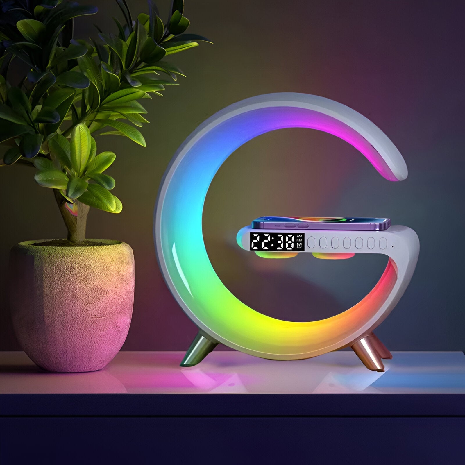 Lumiva – G-formet natlampe med trådløs oplader og ur