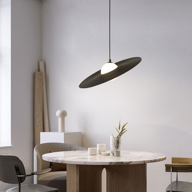Lumena – Moderne Loftlampe med Stilfuldt Design