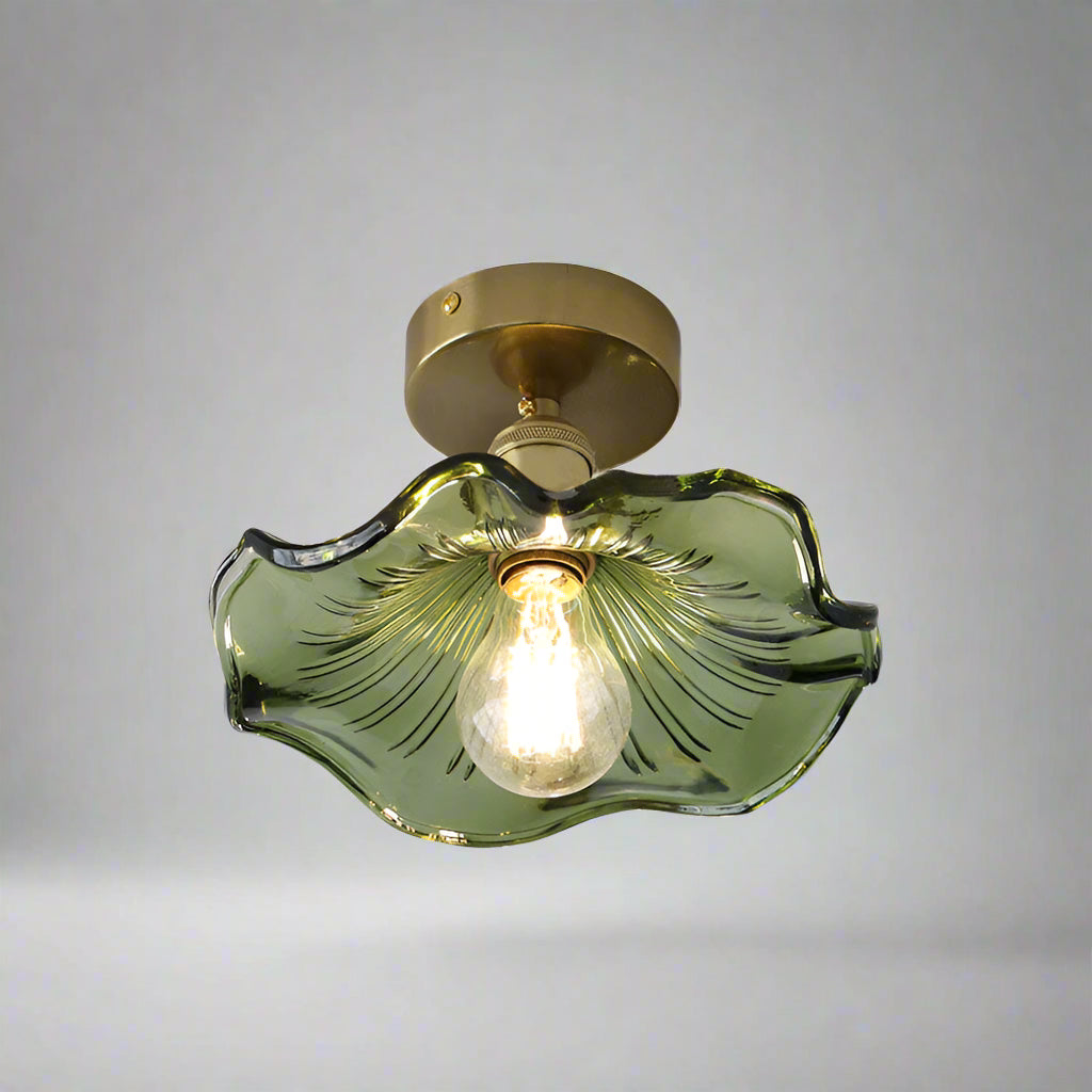 Moderne plafondlamp met glazen design, warm verlichte woonkamer