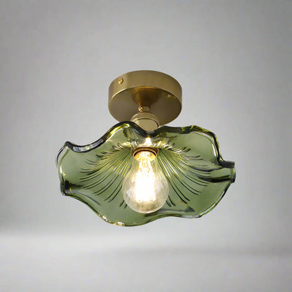 Moderne plafondlamp met glazen design, warm verlichte woonkamer