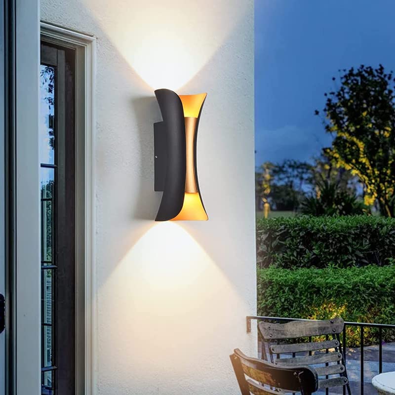 Een stijlvolle LUMIO LED wandlamp verlicht een moderne tuin 's avonds. Een close-up van de LUMIO LED wandlamp, bevestigd aan een buitenmuur, toont het strakke en moderne design. Een gezellige woonkamer met de LUMIO LED wandlamp die zacht warm wit licht uitstraalt.