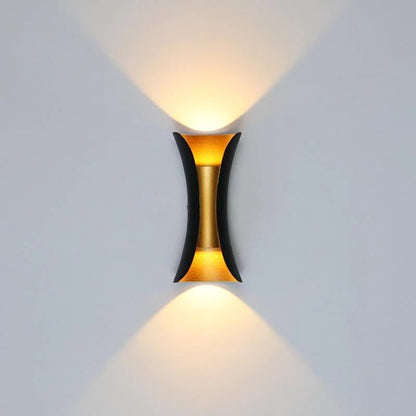 Een stijlvolle LUMIO LED wandlamp verlicht een moderne tuin 's avonds. Een close-up van de LUMIO LED wandlamp, bevestigd aan een buitenmuur, toont het strakke en moderne design. Een gezellige woonkamer met de LUMIO LED wandlamp die zacht warm wit licht uitstraalt.
