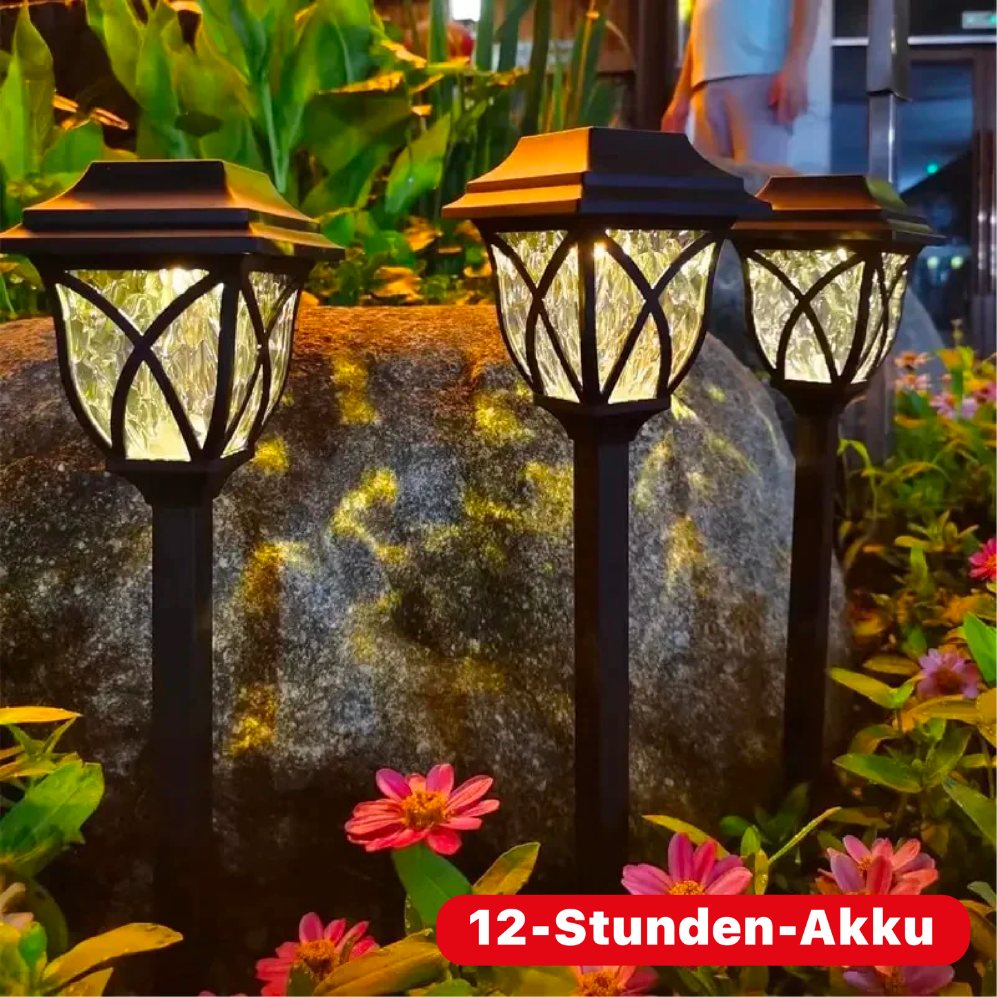 Sfeervolle solar buitenlamp verlicht een tuinpad bij schemering.