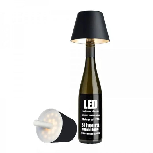 Oplaadbare LED tafellamp gemaakt van een hergebruikte wijnfles, ideaal voor een sfeervolle ambiance.