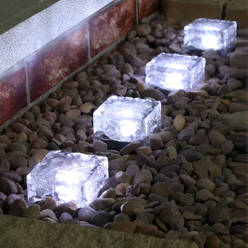 Moderne vierkante solar buitenlamp verlicht een tuinpad.
