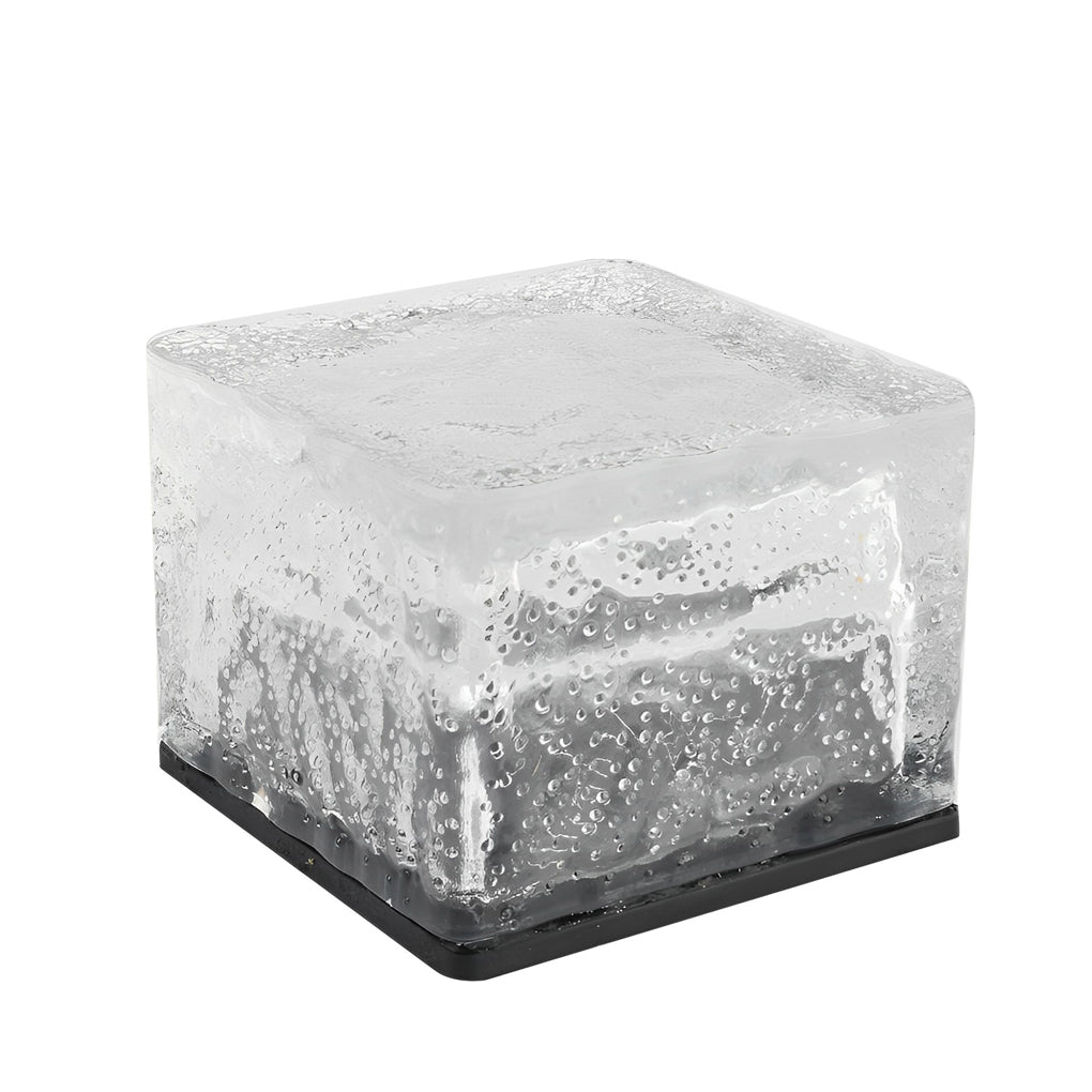 Moderne vierkante solar buitenlamp verlicht een tuinpad.