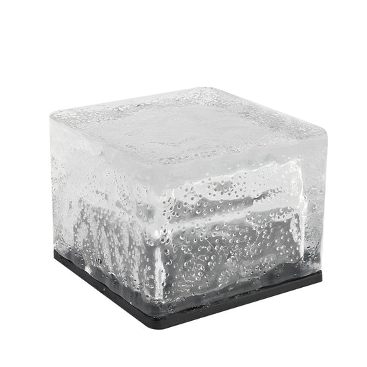 Moderne vierkante solar buitenlamp verlicht een tuinpad.