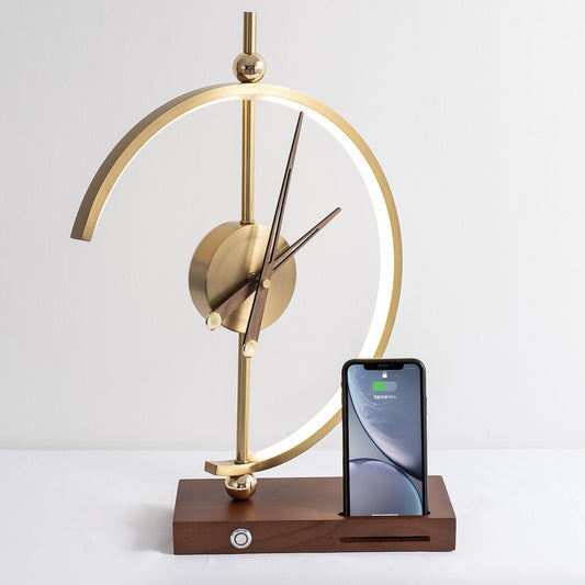 LUMIXO – Moderne wandklok met LED-verlichting en draadloze oplader, perfect voor elk interieur.