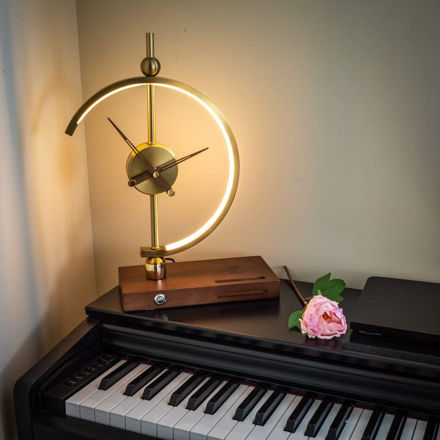 Lumixo – Moderne wandklok met LED-verlichting en draadloze oplader