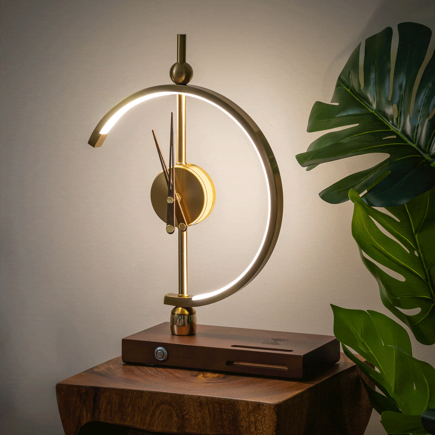 Lumixo – Moderne wandklok met LED-verlichting en draadloze oplader