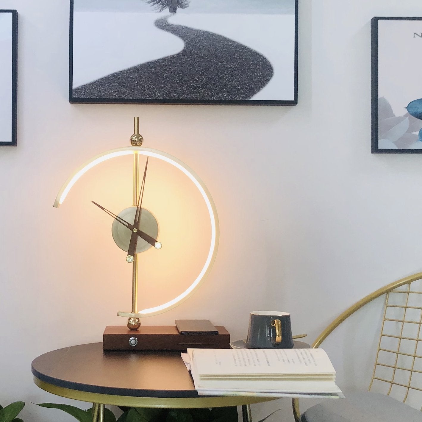 Lumixo – Moderne wandklok met LED-verlichting en draadloze oplader