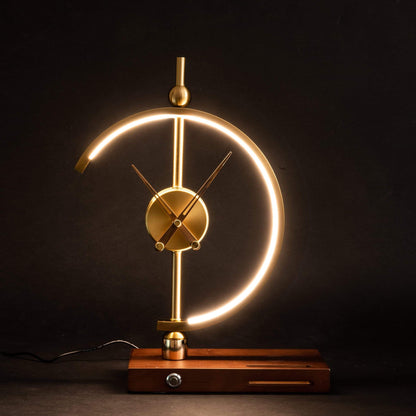 Lumixo – Moderne wandklok met LED-verlichting en draadloze oplader