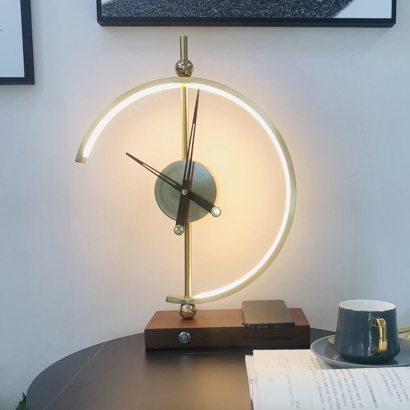 Lumixo – Moderne wandklok met LED-verlichting en draadloze oplader