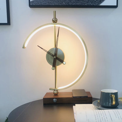 Lumixo – Moderne wandklok met LED-verlichting en draadloze oplader