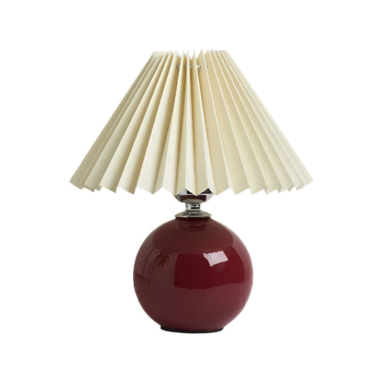 LUMORA design tafellamp met luxe geplisseerde kap en metalen voet.
