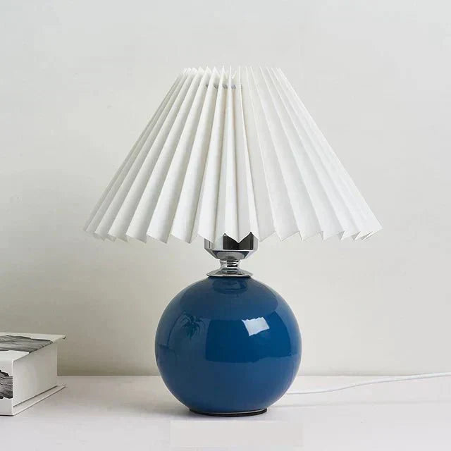 Lumora – Elegante design tafellamp met geplisseerde kap