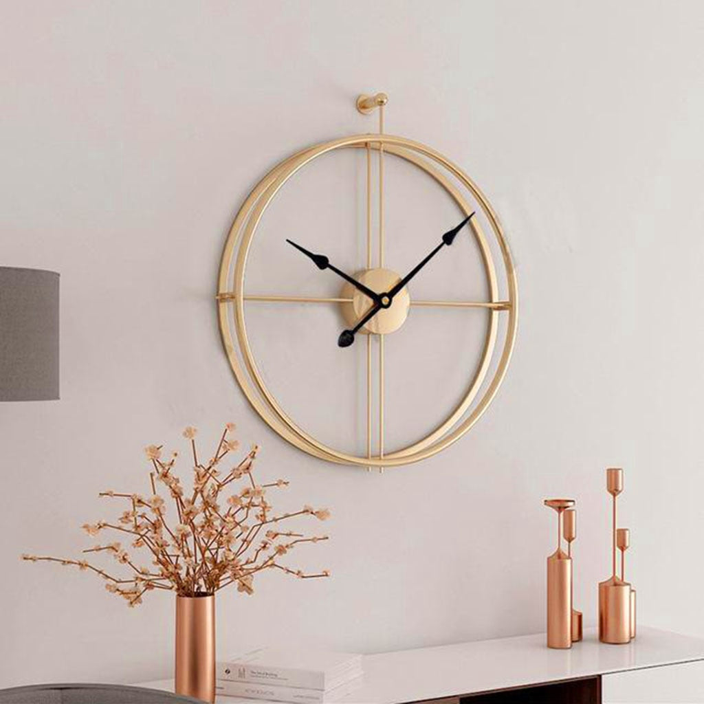 Close-up van de LUMORA wandklok met strakke wijzerplaat en Scandinavische look.