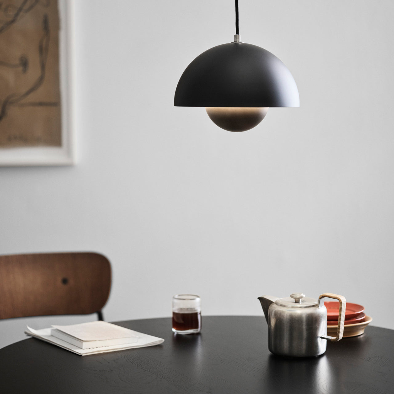 Close-up van LUMORA plafondlamp met modern design en zachte LED-verlichting.