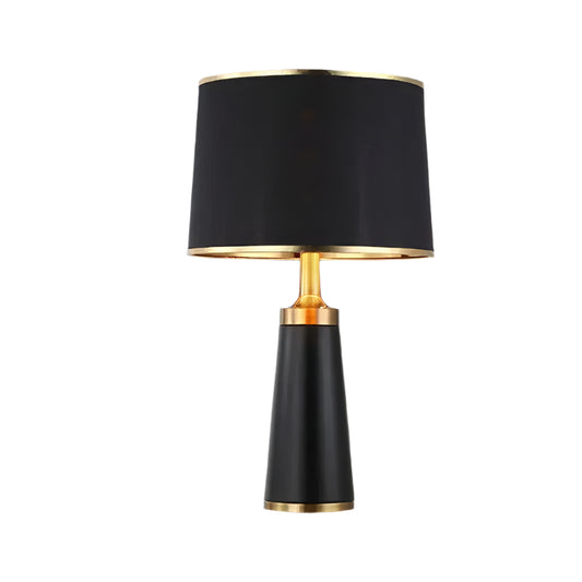 Strakke LED tafellamp met een modern design, ideaal als bureaulamp of nachtlampje.