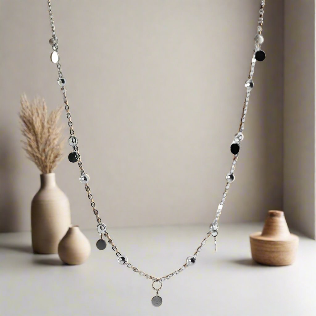 LUXA elegante zilveren dames ketting met druppelvormige hanger, perfect voor elke gelegenheid.