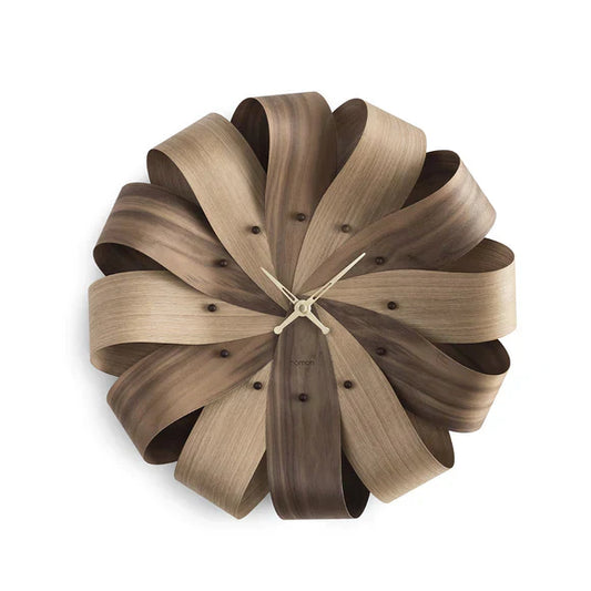 MOMENTA wandklok – een moderne houten wandklok voor elk interieur.