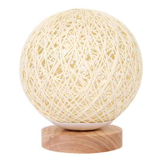 Handgemaakte dimbare rattan tafellamp met sfeervol LED-licht, perfect als bureaulamp of decoratieve verlichting.