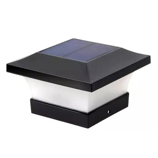 "Stijlvolle LED buitenlamp SOLINOVA met zonnepaneel, geplaatst in een sfeervolle tuin."