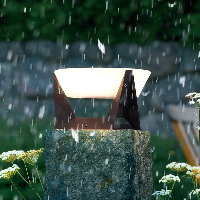 "SOLVIA solar LED buitenlamp, perfecte tuinverlichting voor een sfeervolle buitenruimte."
