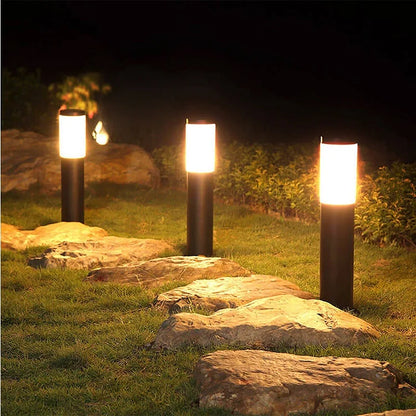 Solar buitenlamp verlicht een tuinpad bij schemering.