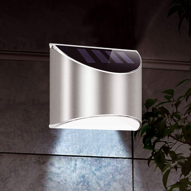 Tuinverlichting solar langs een pad bij nacht.