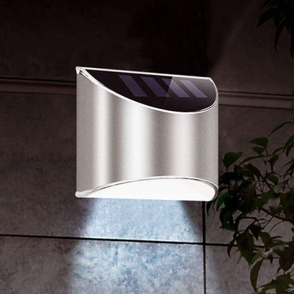 Tuinverlichting solar langs een pad bij nacht.