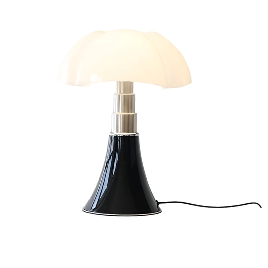 Strakke en moderne design tafellamp met dimbare LED-verlichting en touch-bediening, perfect voor bureau of nachtkastje.