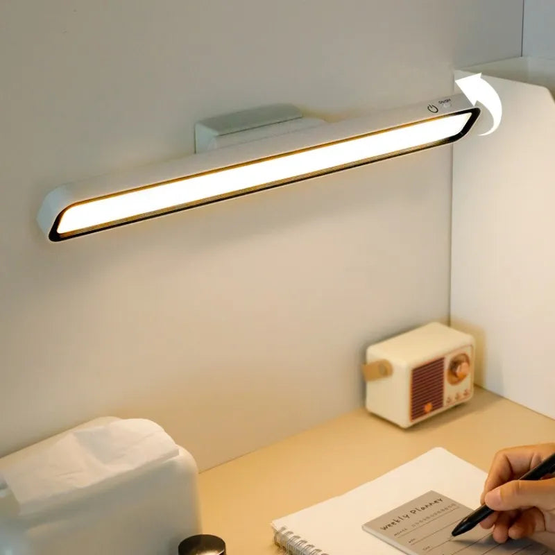 Moderne draadloze LED tafellamp met magnetische bevestiging en touchbediening.