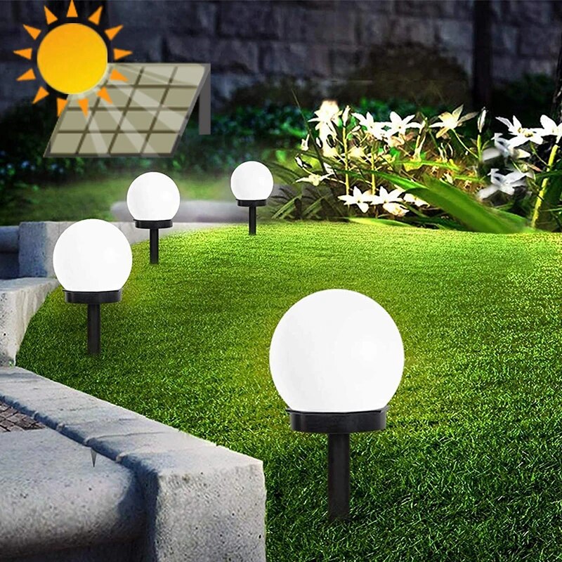Solar buitenlamp verlicht een tuinpad in de avond.