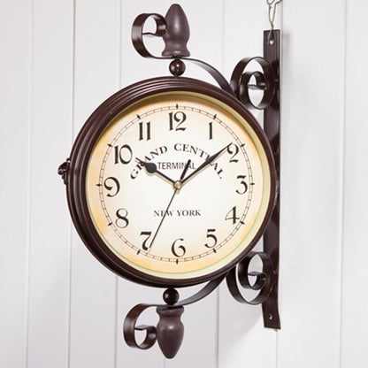 VINTORA – Vintage wandklok met retro stationslook, perfect voor een nostalgische sfeer in huis.